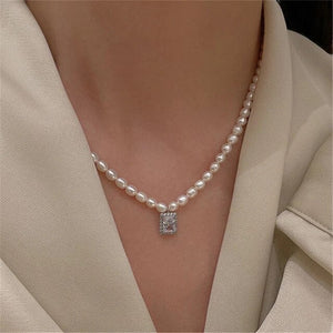 Glamorous pearl necklace, an ideal gift for women.
